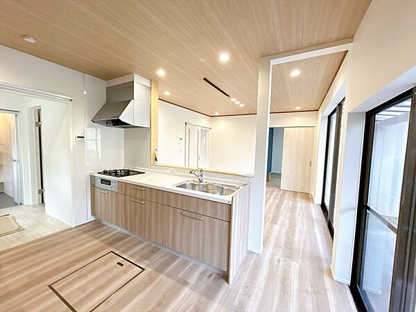 【リフォーム中】リビングです。床フローリング張り、天井、壁クロス張替え、LED照明交換をおこないます。