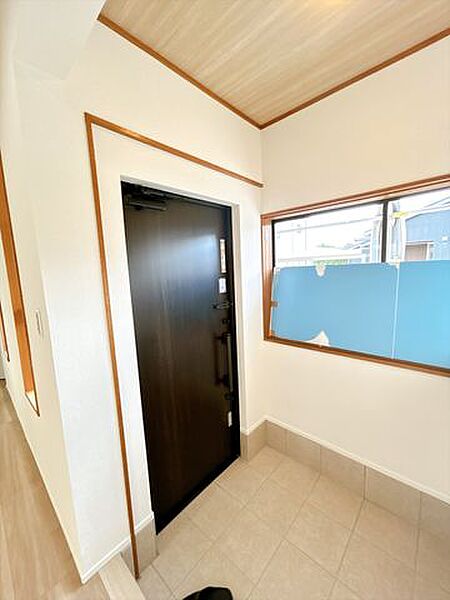 【リフォーム中】一階廊下。床フローリング張り、天井、壁クロス張替え、LED照明交換をおこないます。