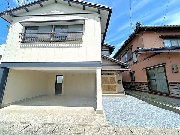 【リフォーム済】駐車は玄関前の樹木を伐採して1台追加。並列3台駐車可能になりました。