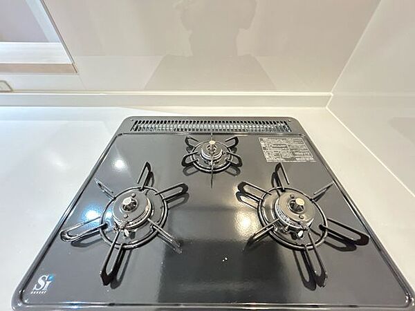【リフォーム済】新品交換したのキッチンは3口コンロで同時調理が可能。大きなお鍋を置いても困らない広さです。お手入れ簡単なコンロなのでうっかり吹きこぼしてもお掃除ラクラクです。