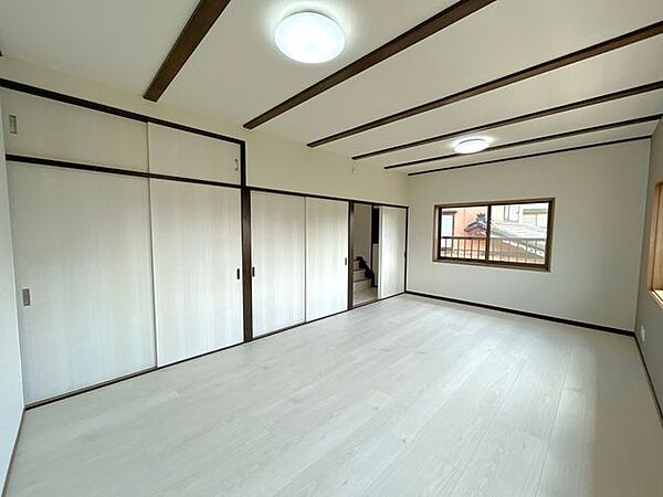 【リフォーム済】2階12帖の洋室です。床はフローリング張り替え、天井、壁はクロスの張替えを行いました。照明も新品に交換、建具も新品になりました。