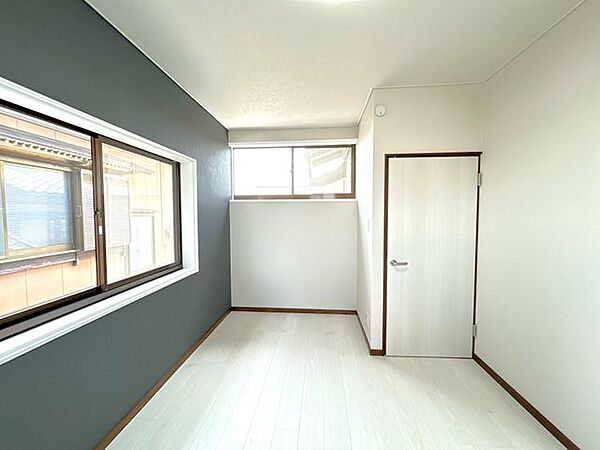 【リフォーム済】2階5.5帖の洋室です。床はフローリング張り替え、天井、壁はクロスの張替えを行いました。