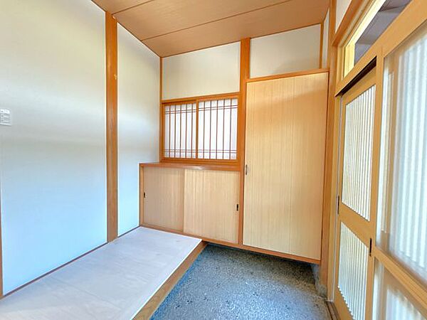 【リフォーム済】玄関内部です。天井、壁はクロス張替え済みです。照明も新品に交換しました。
