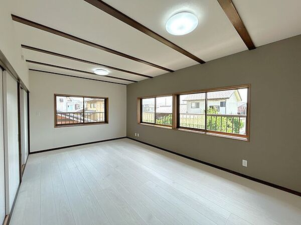 【リフォーム済】2階13帖の洋室です。床はフローリング張り替え、天井、壁はクロスの張替えを行いました。照明も新品に交換して明るくなりました。