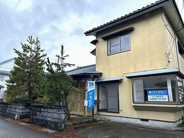 【リフォーム中】外壁は塗装を行い、綺麗に仕上げていきます。草木は全て伐採を行います。