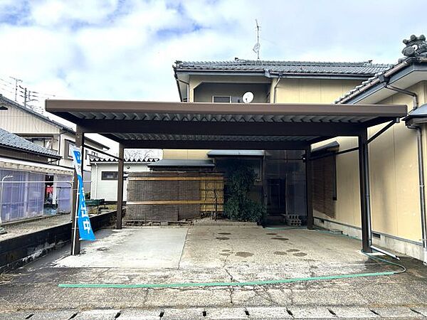 【リフォーム中】駐車場はカーポート付きで冬や雨の日でも安心です。裏口から濡れずにお家に入れます。
