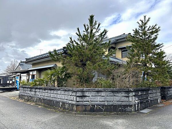 前面道路 南東角地で日当たり良好です。二方向接道です。 10m