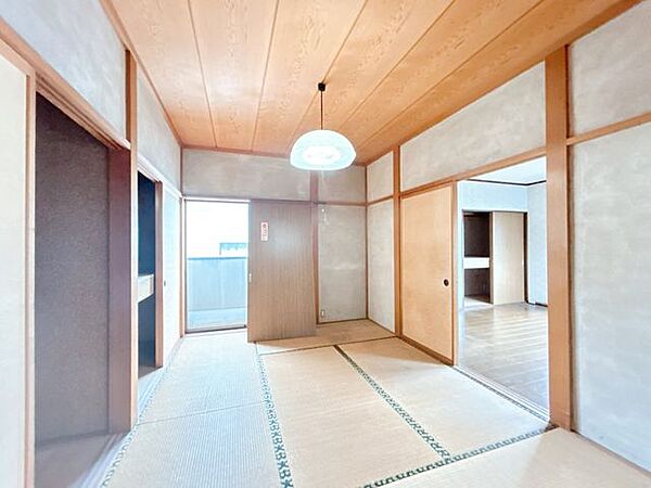 【リフォーム中】2F和室は洋室へとリフォームしていきます。奥にはベランダがございます。