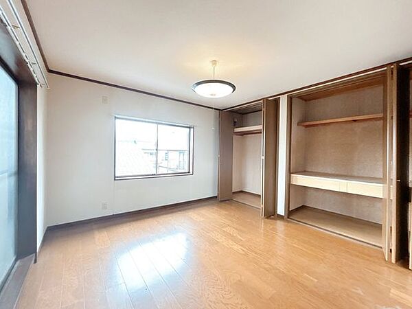【リフォーム中】2F洋室はクロス張替え、照明交換等をおこないます。こちらのお部屋もベランダがございます。