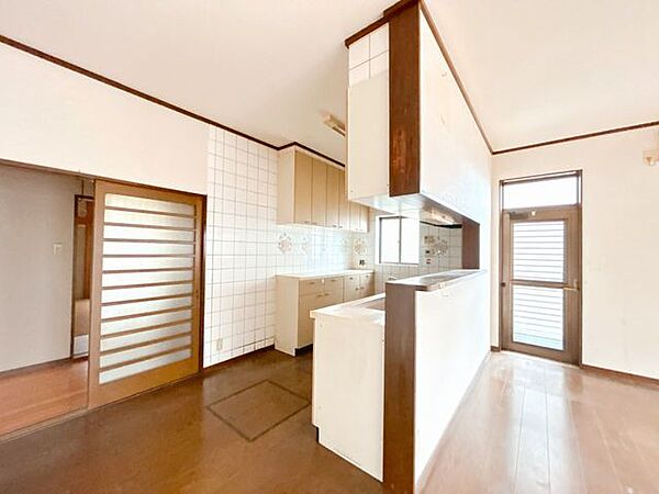 【リフォーム中】キッチンは対面式です。後ろの入口からすぐ洗面所や裏口に行くことができます。