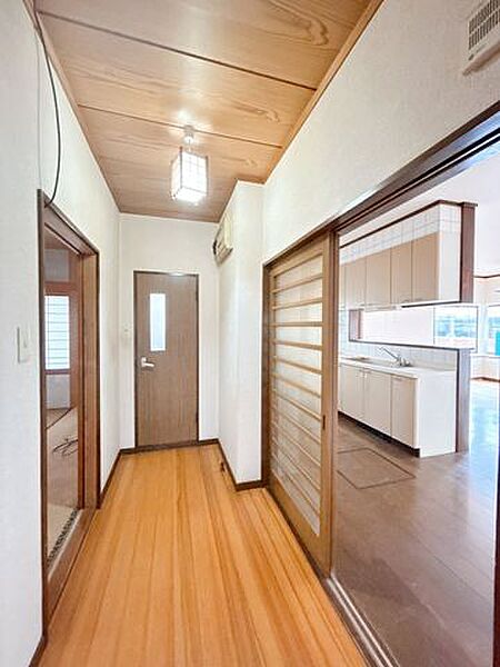 【リフォーム中】廊下です。右手はリビング、左手は洋室になるお部屋です。