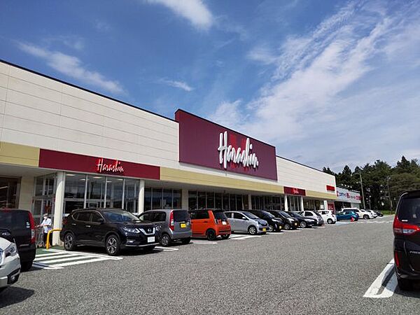 【周辺施設】原信村上西店様まで約700ｍ（徒歩約9分）です。徒歩圏内にスーパーがあると買い忘れがあっても安心ですね。駐車場も広く日用品から生鮮品まで揃っていて便利です。