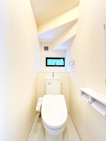 【リフォーム済】1階トイレです。階段下スペースを無駄なく活用しています。設備点検、クリーニングを行いました。