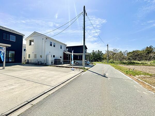 【リフォーム中】前面道路は約4.5ｍです。車通りの少ない道路です。