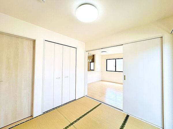 【リフォーム済】1階和室です。お子様の遊び場やLDKの続き間としてのくつろぎスペースとしてお使い頂けます。照明の設置・クリーニングを行いました。
