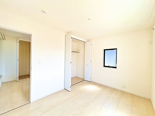 【リフォーム中】2階洋室6帖です。お子様のお部屋などにいかがでしょうか。照明の設置・クリーニングを行います。
