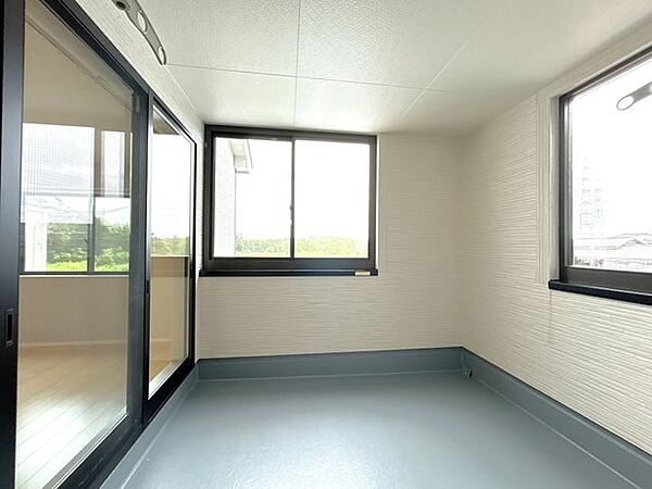 【リフォーム済】インナーバルコニーです。物干しスペースや何度としてもお使い頂けます。雨がちの新潟では室内干しのスペースは必須です。