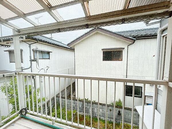 【リフォーム中】バルコニーです。晴れの日にお洗濯ものやお布団を干すスペースになります。ポリカの張替え、床材の塗装を行います。