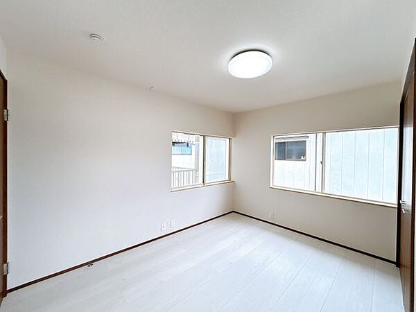 【リフォーム済】2階6帖洋室別アングルです。
