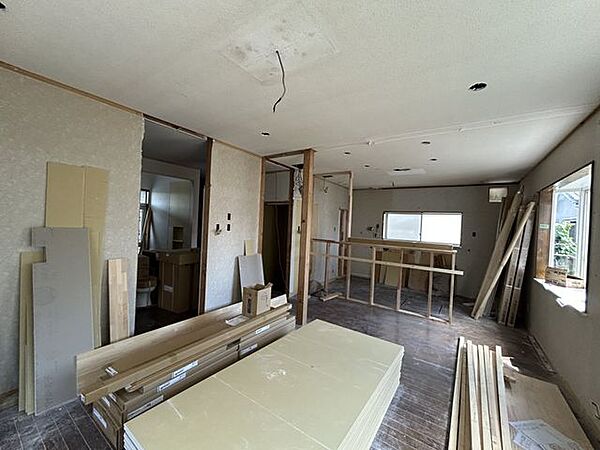 【リフォーム中】2階洋室です。壁紙の張替え、床材の重張りを行います。バルコニーに出ることも出来るお部屋です。
