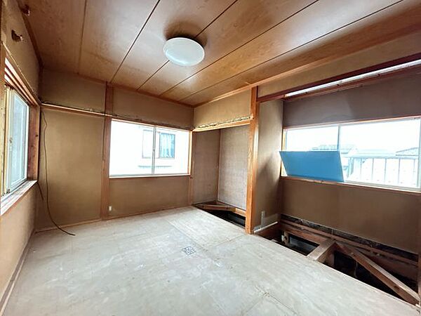 【リフォーム中】2階和室ですが、洋室に改装していきます。床材・建具・壁紙を張替え、綺麗に生まれ変わります。