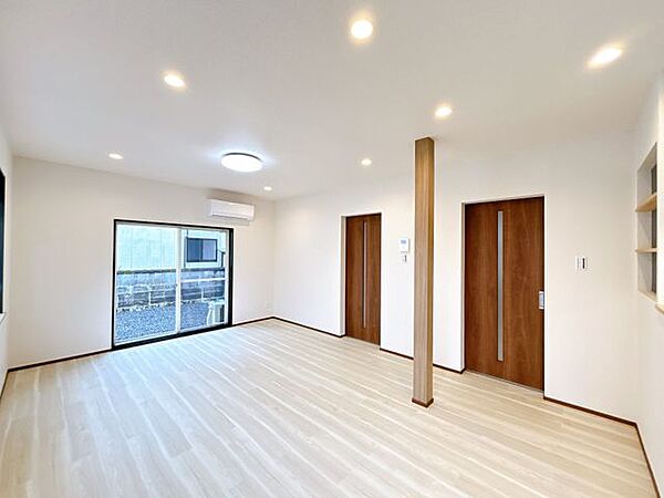 【リフォーム済】LDK別アングルです。自然の採光が取れるリビングになりました。