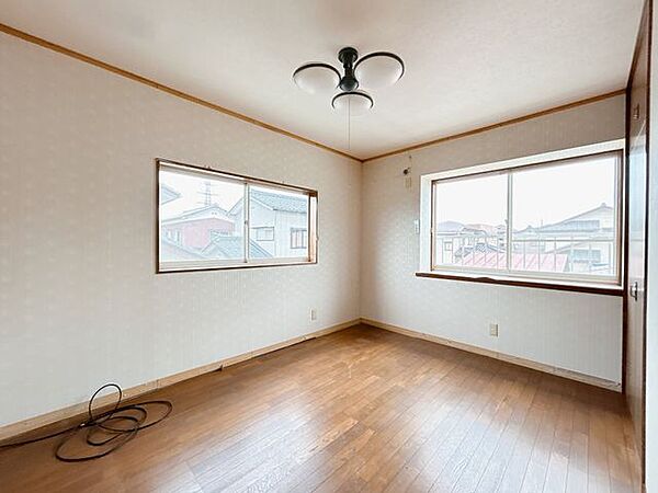 【リフォーム中】2階6帖洋室です。壁紙の張替えを行います。お子様のお部屋などにいかがでしょうか。