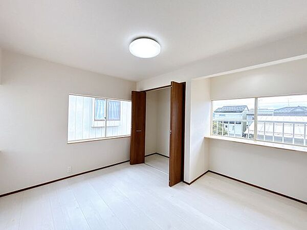 【リフォーム済】2階洋室7帖です。壁紙の張替え、床材の重張りを行いました。ちょっとしたワークスペースも製作しております。