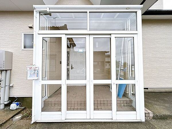 【リフォーム済】風除室です。雨や雪の多い新潟では重宝しそうですね。鍵交換を行いました。