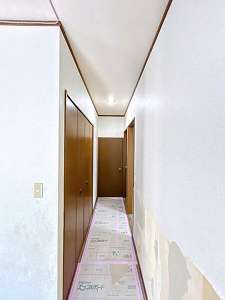 【リフォーム中】1階廊下です。壁紙の張替えを行います。