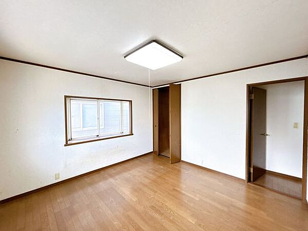 【リフォーム中】2階洋室です。壁紙の張替え、照明の交換を行います。