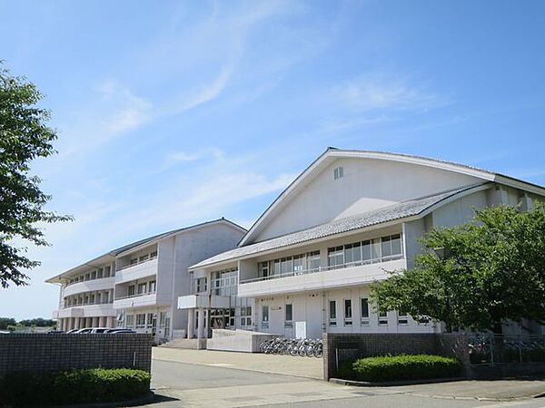 【中学校】村上東中学校まで約550ｍ（徒歩約7分）です。学校行事や部活動を楽しみながらの通学も良い思い出の1つですね。