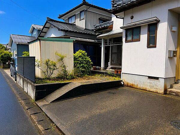 【リフォーム中】外観です。外壁塗装、駐車拡張工事をおこないます。