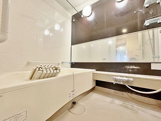 一日の疲れを癒すバスルームは、心地よいリラックスを叶える清潔感溢れる空間です。