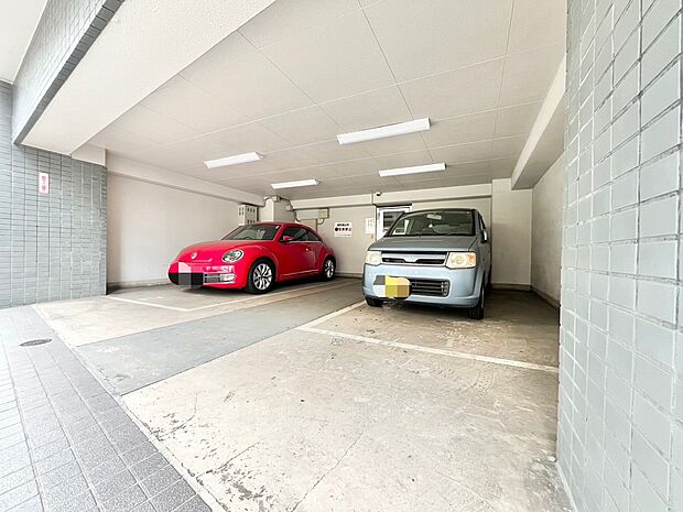 平置きの駐車スペースが嬉しいですね。大きめのお車をお持ちの方でも難なくお停め頂けます。