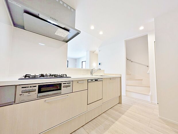 スマートな意匠と充実の機能を備えたキッチンが、暮らしにおいしい彩りを添えます。