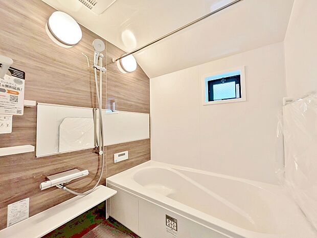 一日の疲れを癒すバスルームは、心地よいリラックスを叶える清潔感溢れる空間です。