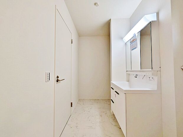 清潔感と心地よさを重視した、上質感漂うパウダールーム。