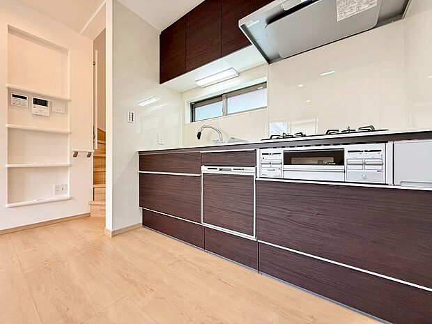 スマートな意匠と充実の機能を備えたキッチンが、暮らしにおいしい彩りを添えます。