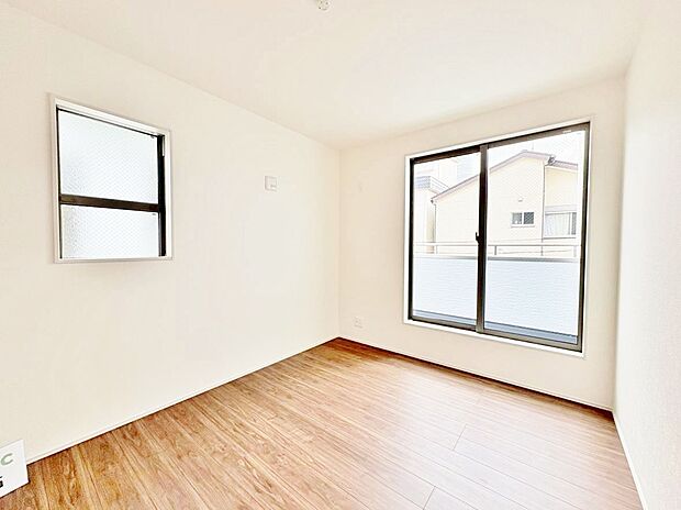 暖かいひだまりを全身で感じ取れる室内。光あふれる空間で子育てをする喜び。