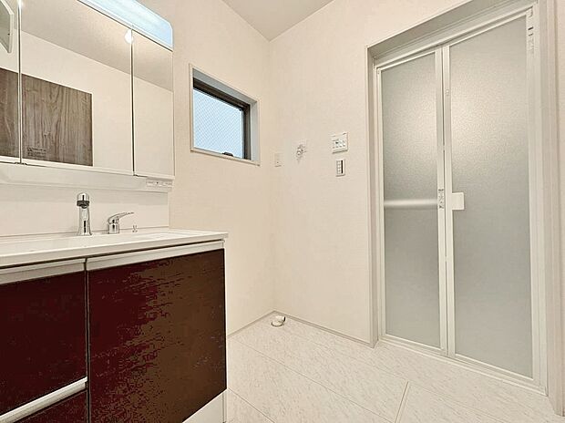 清潔感と心地よさを重視した、上質感漂うパウダールーム。