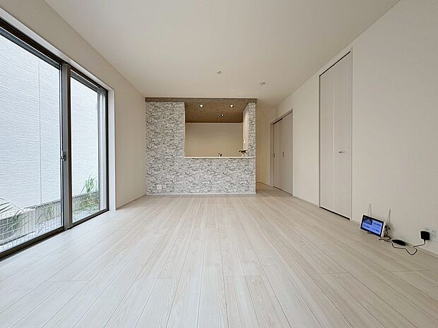 忙しく過ぎゆく日常を置き去るほど、ゆったりした時間が流れるリビング。