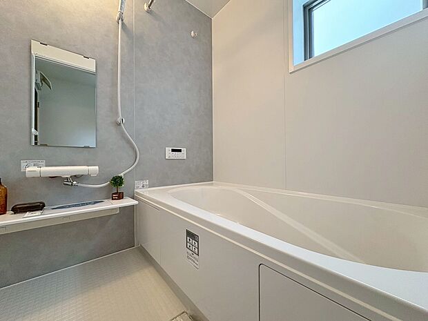 一日の疲れを癒すバスルームは、心地よいリラックスを叶える清潔感溢れる空間です。