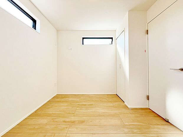 ベッドも十分に設置するスペースがあります。