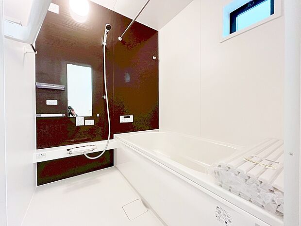 一日の疲れを癒すバスルームは、心地よいリラックスを叶える清潔感溢れる空間です。