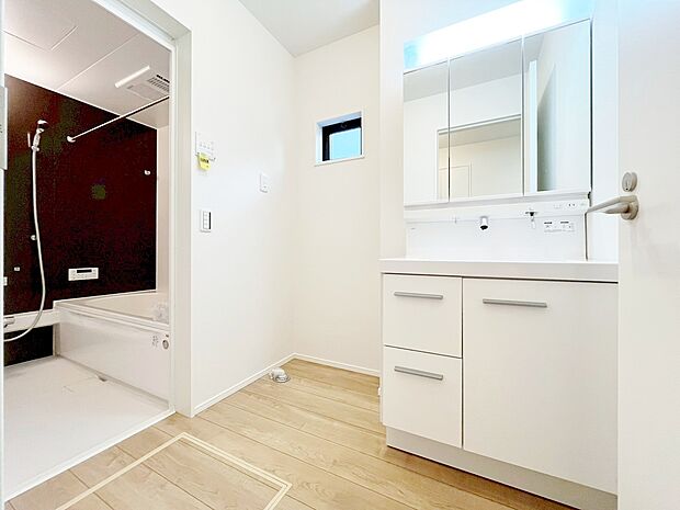 清潔感と心地よさを重視した、上質感漂うパウダールーム。