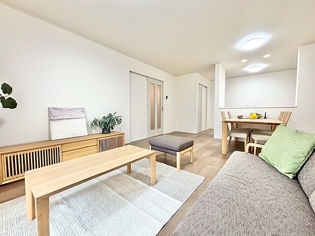 忙しく過ぎゆく日常を置き去るほど、ゆったりした時間が流れるリビング。