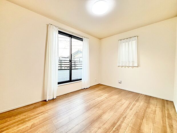 ベッドも十分に設置するスペースがあります。