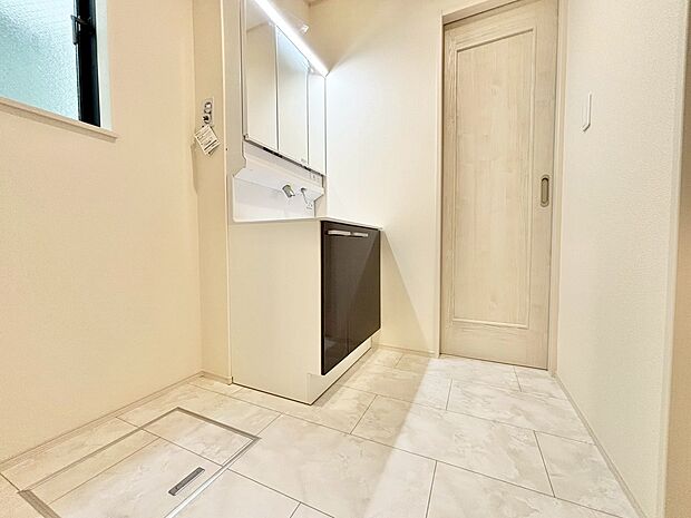 清潔感と心地よさを重視した、上質感漂うパウダールーム。