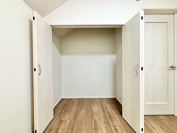 居室にはクローゼットがあり、荷物もスッキリ収納して快適にお過ごしいただけます。